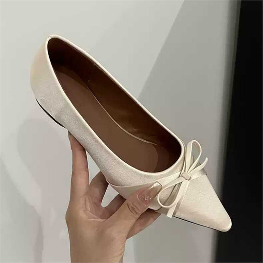 Damen Spitz zulaufende flache Ballerina mit Schleifen-Detail und gepolstertem Komfortfußbett Shop Nory
