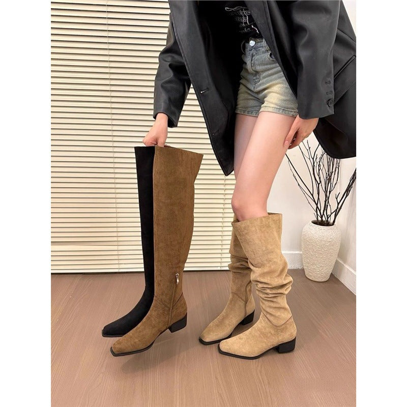 Damen Slouch‑Stiefel aus Veloursleder mit kniehohem Schaft und niedrigem Blockabsatz Shop Nory