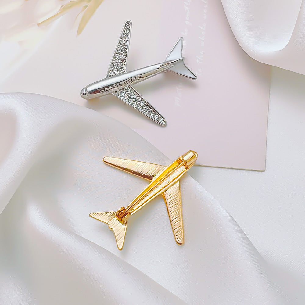 Elegante Flugzeugbrosche mit Kristallbesatz und Sicherem Nadelverschluss