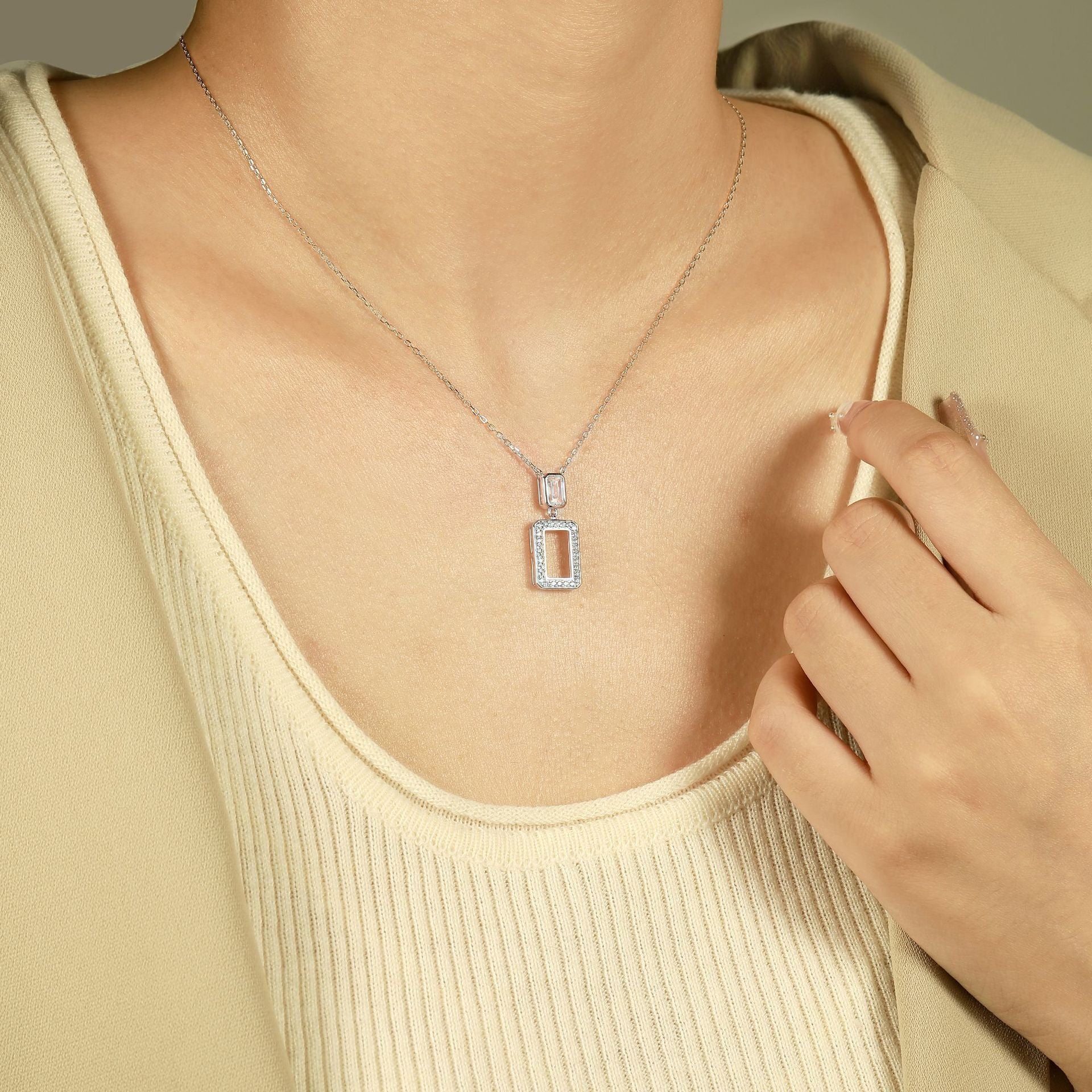 Damen Halskette mit elegantem rechteckigem Anhänger und funkelnden Zirkonia-Elementen Shop Nory