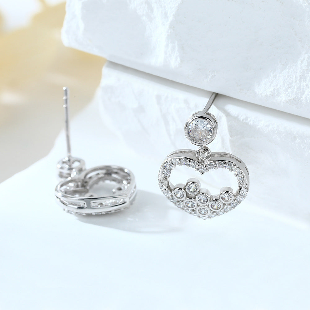 Damen Ohrstecker im herzförmigen Design mit funkelnden Zirkonia-Details Shop Nory