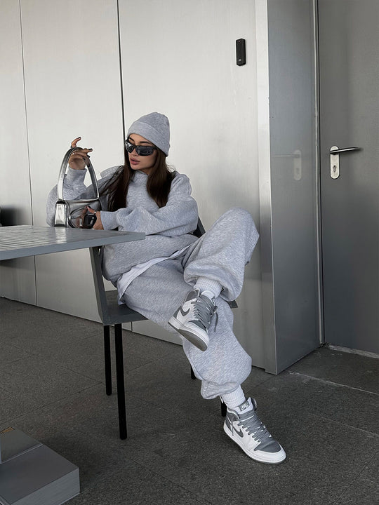 Damen urbanes Oversize-Lounge-Set mit Kapuzenpullover, locker geschnittener High-Waist-Jogginghose und passender Mütze Shop Nory