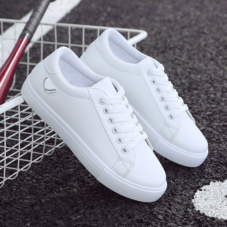 Damen Minimalistische Low-Top Sneaker mit glatter Kunstlederoptik und komfortabler Gummisohle Shop Nory