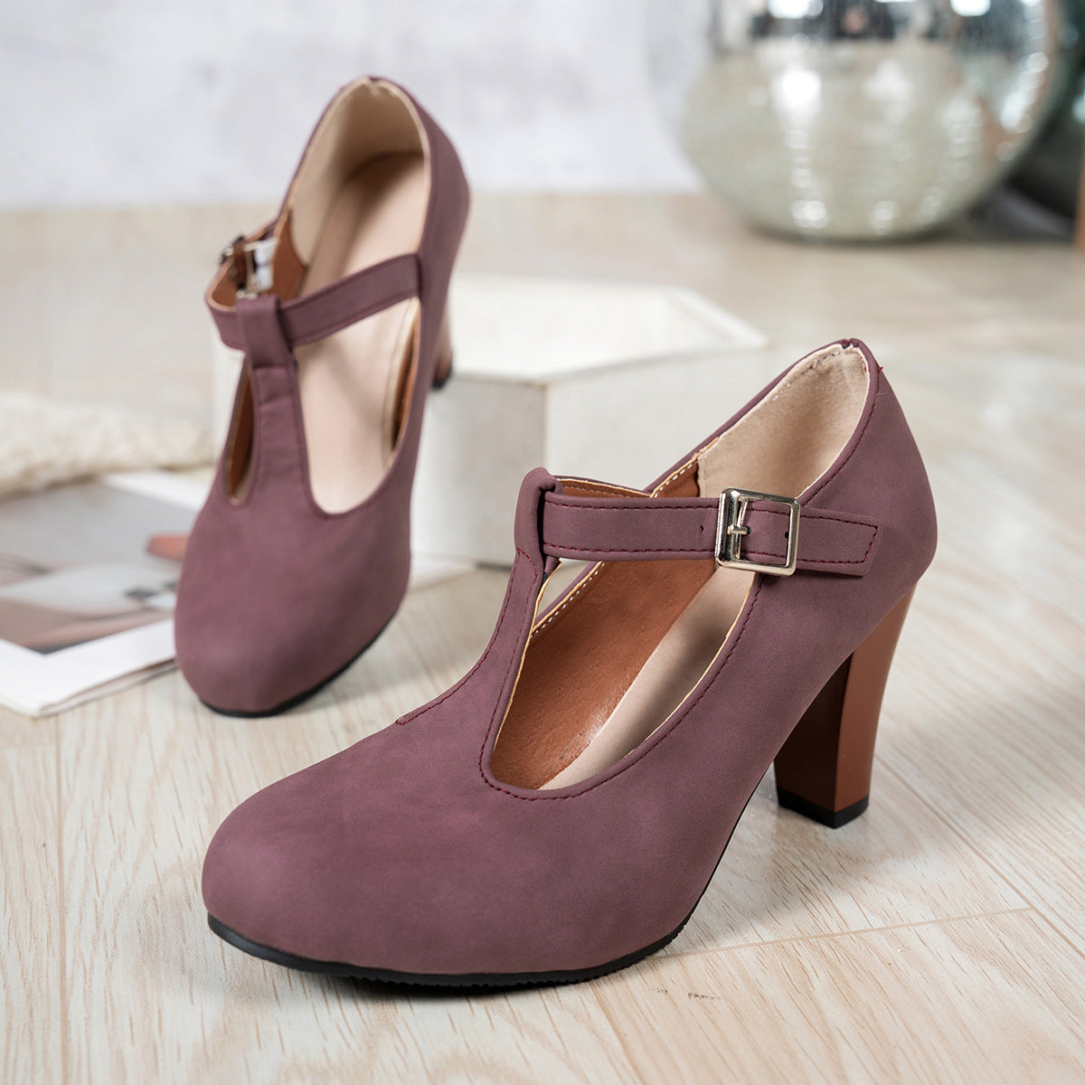Damen T-strap Pumps mit eleganter Absatzhöhe und verstellbarem Riemen