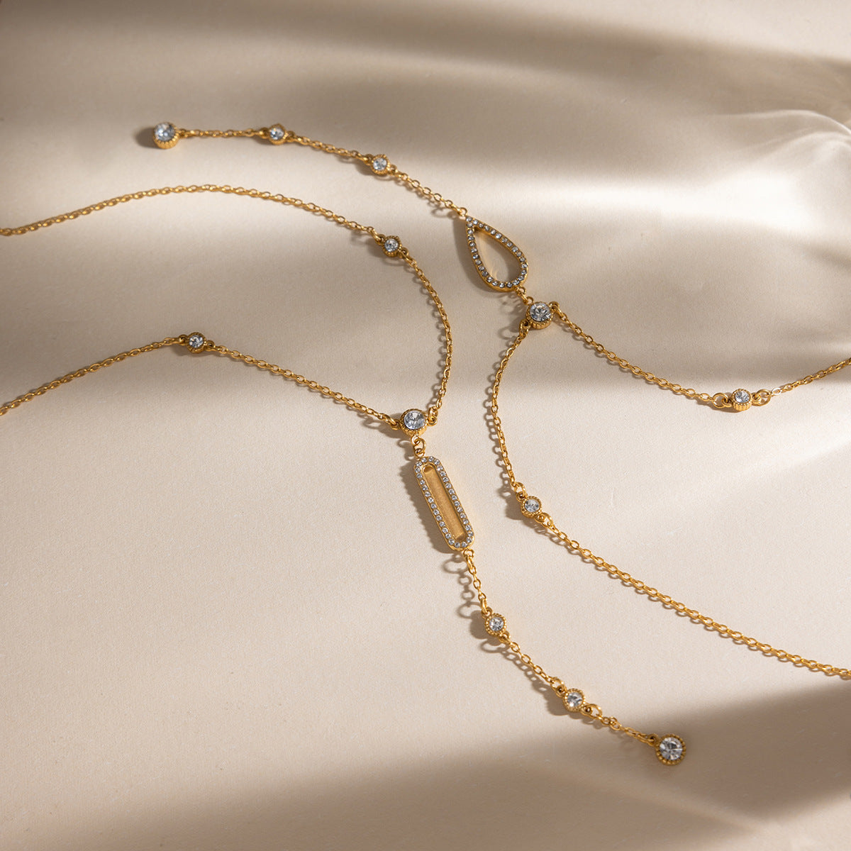 Damen Halskette mit eleganten Zirkonia-Anhängern und hochwertigem Edelstahl Shop Nory