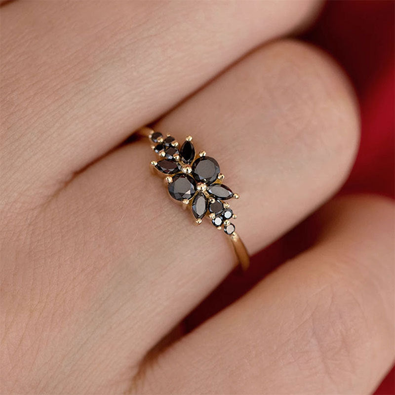 Damenring mit floralem Design und funkelnden Akzenten Shop Nory