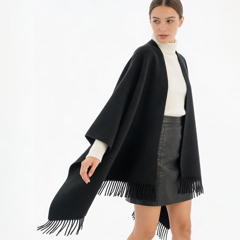 Damen Minimalistischer Wickel‑Capeponcho aus Wollmix mit V‑Ausschnitt und zartem Fransensaum Shop Nory