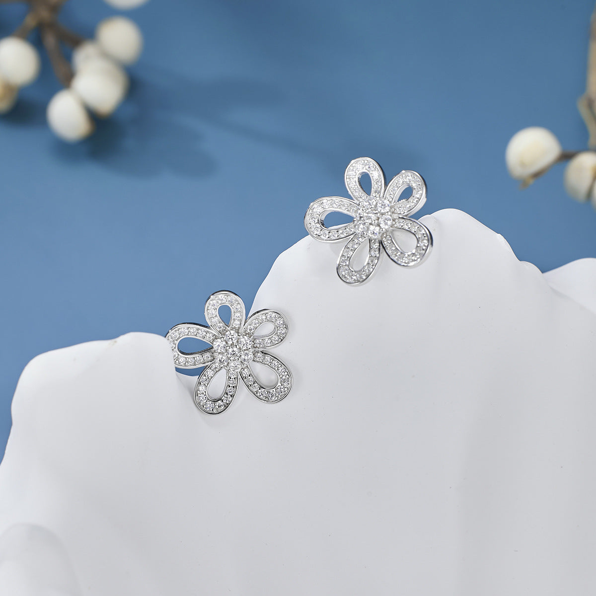 Damen Ohrstecker im floralen Design mit funkelnden Zirkonia Shop Nory