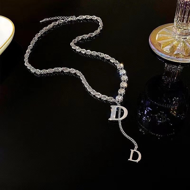Damen Halskette mit funkelnden Zirkonia und eleganter D-Anhänger Shop Nory