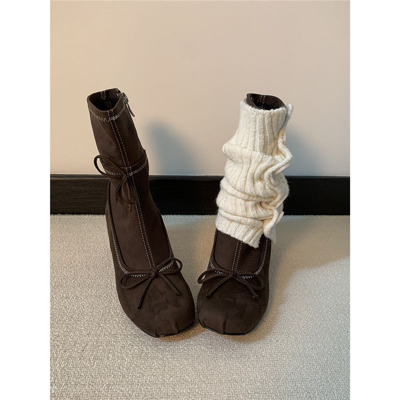 Damen Ballerina‑inspirierte Ankle‑Heels mit gerafftem Schaft und sculpted Blockabsatz Shop Nory