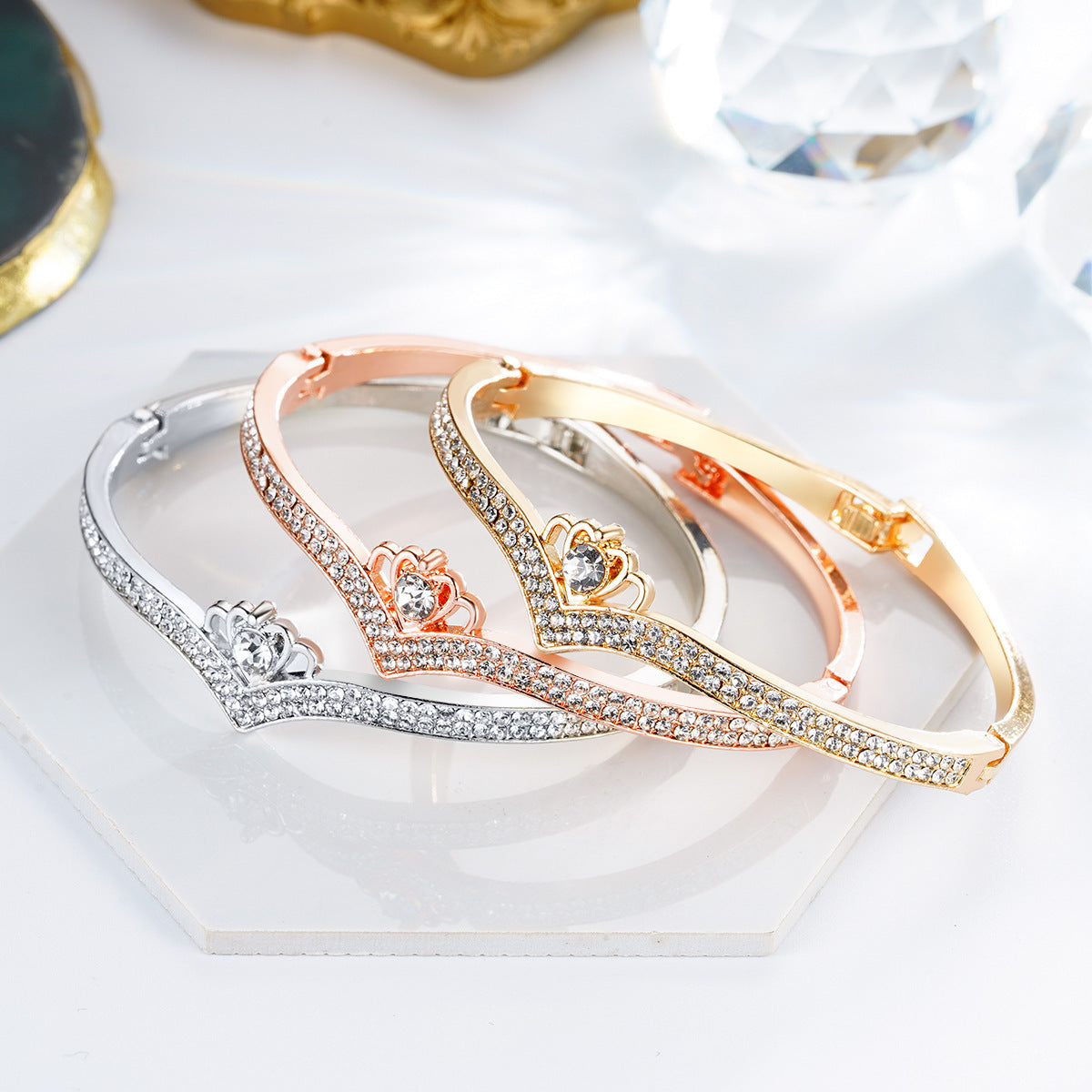 Damen Armreif mit funkelndem Zirkonia-Besatz und elegantem Design Shop Nory