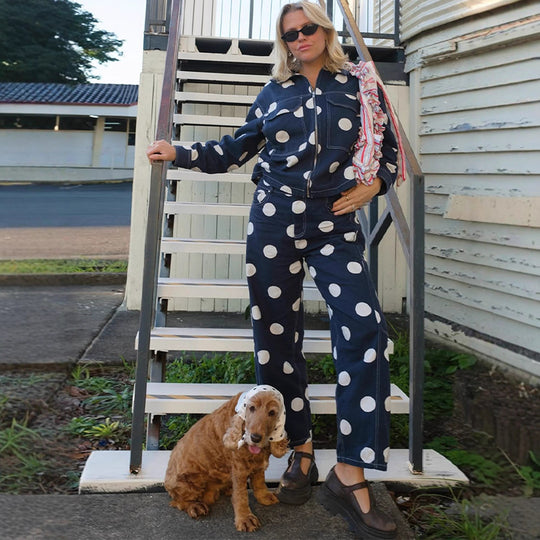 Damen weite Cargo-Hose mit hoher Taille, Punkteprint und sichtbaren Kontrastnähten Shop Nory