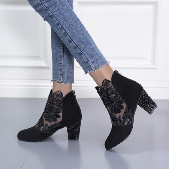 Damen Ankle-Boots mit floraler Spitze und samtiger Wildlederoptik mittelhoher Blockabsatz Shop Nory