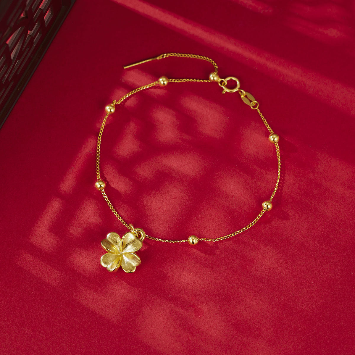 Damen elegantes Armband mit kunstvollem Blütenanhänger und hochwertigen Details Shop Nory