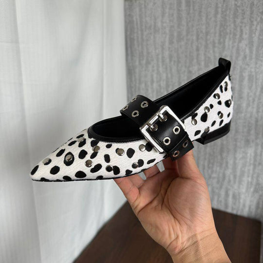 Damen Spitz zulaufende Mule-Ballerina mit breitem Nietenriemen und Dalmatiner-Muster Shop Nory