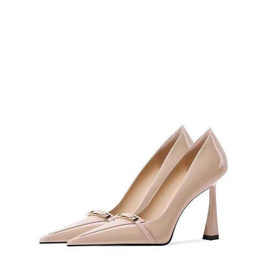 Damen spitz zulaufende Lack‑Pumps mit zierlichem Metallriemen und schlankem Stilettoabsatz Shop Nory