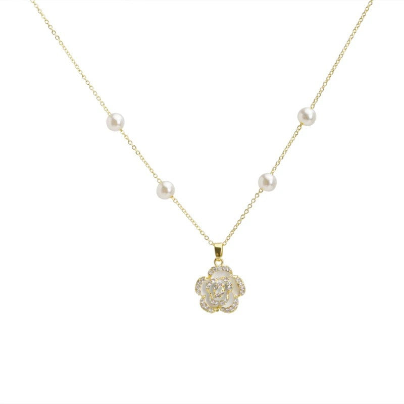Damen Halskette mit funkelnden Perlen und eleganten Blumenanhänger Shop Nory