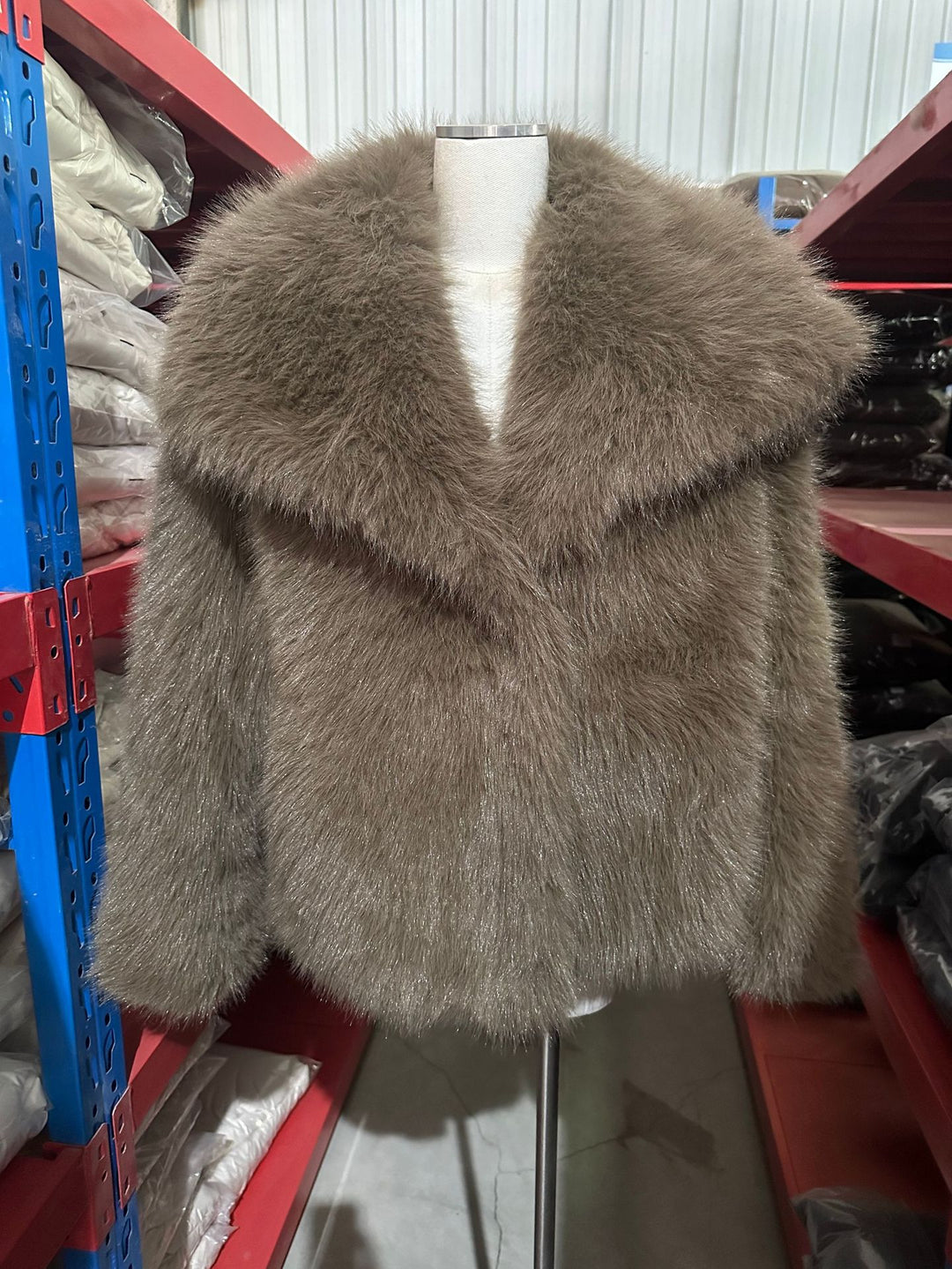 Damen Kurzbolero im Boxy-Cut aus veganem Shaggy-Kunstpelz mit XXL-Schalkragen Shop Nory