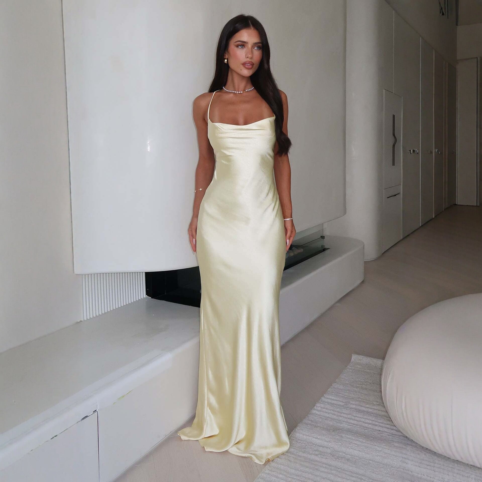 Damen Elegantes Satinabendkleid mit spaghettiträgern und fließendem Schnitt