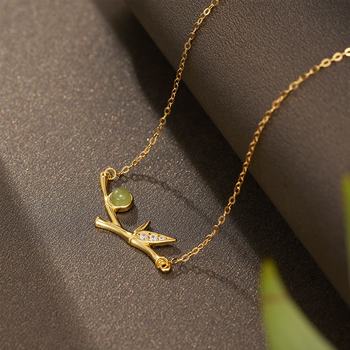 Damen Halskette mit detailliertem Zweigdesign und exquisiten Edelsteinen Shop Nory