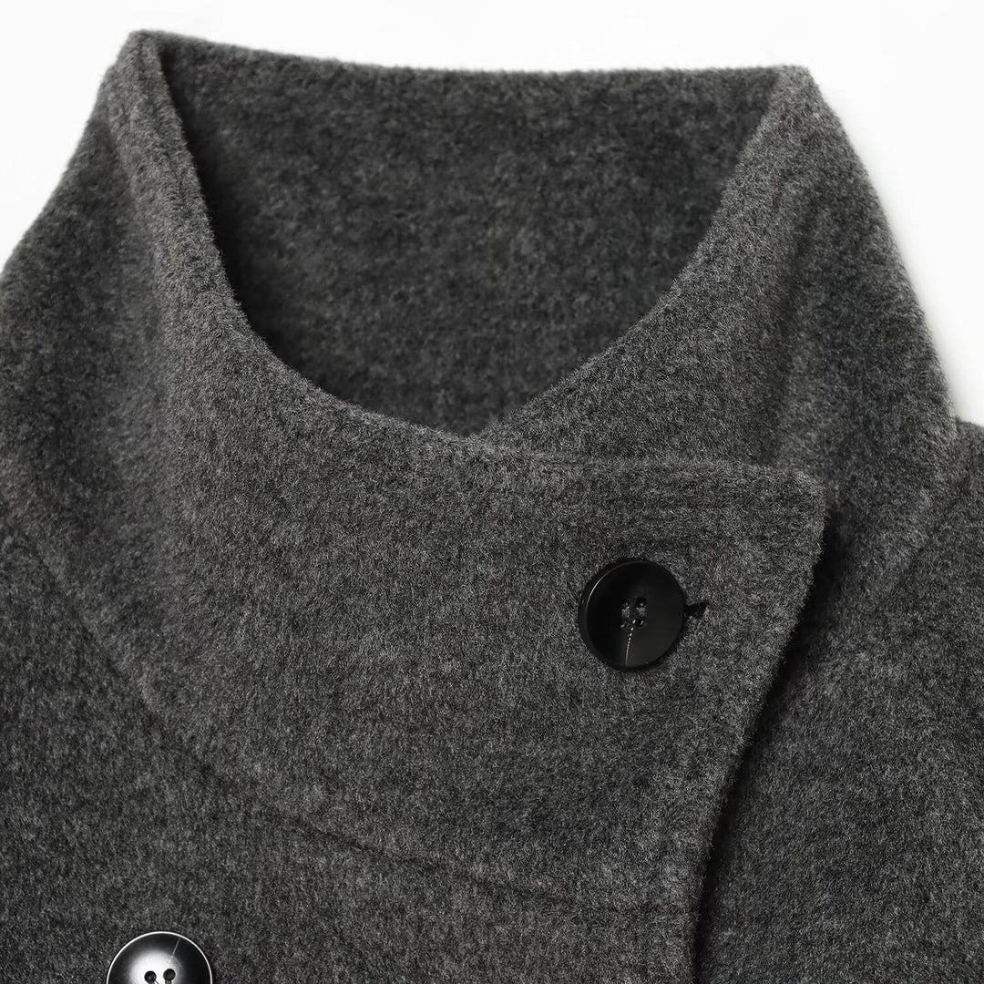 Damen Kurz-Caban mit Doppelreihe, hohem Stehkragen, Schulterpatten und verstellbaren Manschetten Shop Nory