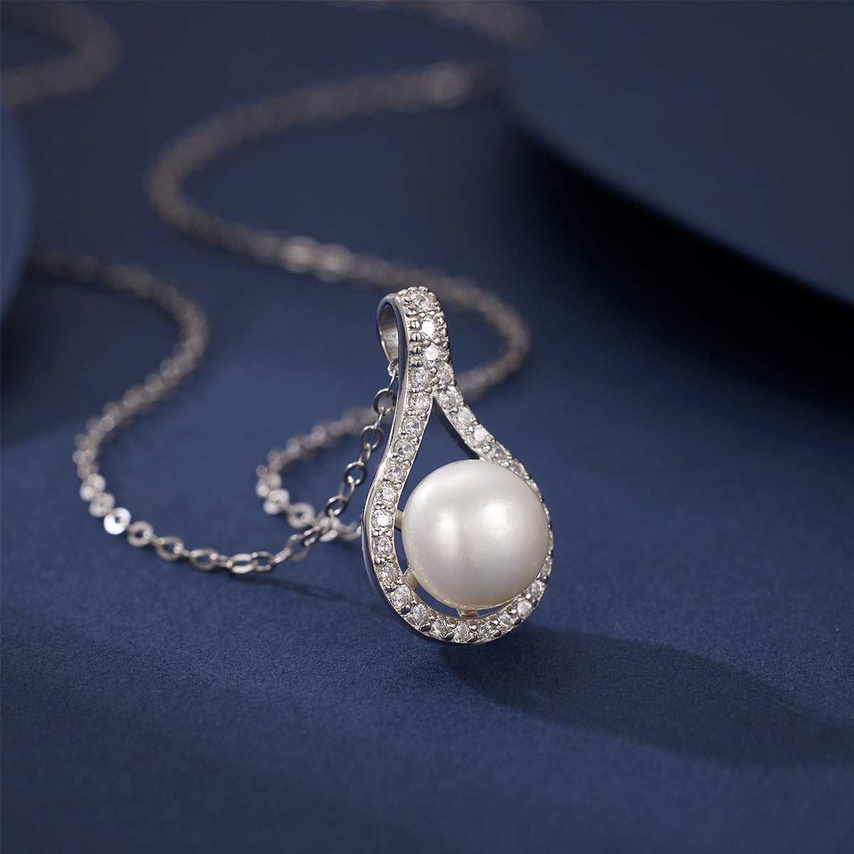 Damen elegante Halskette mit tropfenförmigem Perlenschmuck und funkelnden Kristallverzierungen Shop Nory