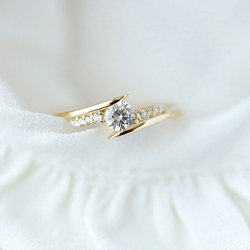 Damen eleganter Ring mit kunstvollem Wellenmuster und funkelnden Kristallen Shop Nory