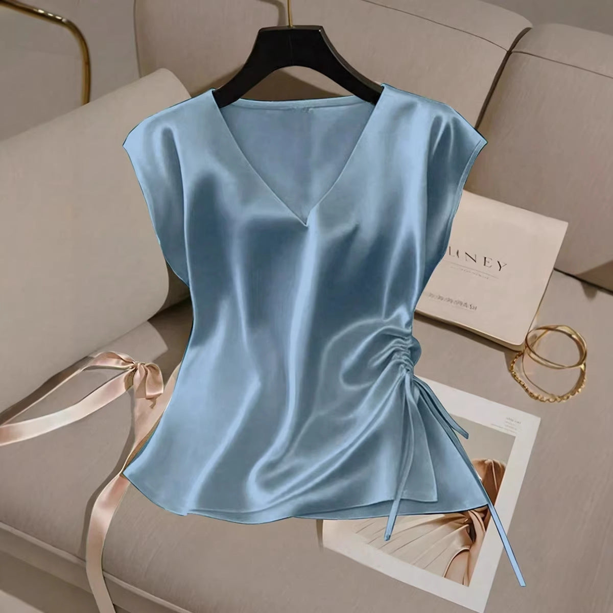Damen Satinbluse mit seitlichem Kordelzug und V-Ausschnitt