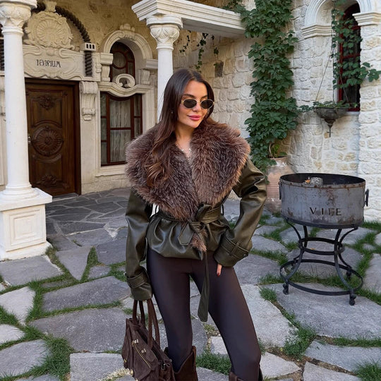 Damen taillierte Lederimitat-Jacke mit voluminösem Kunstfell-Schalkragen und Bindegürtel Shop Nory