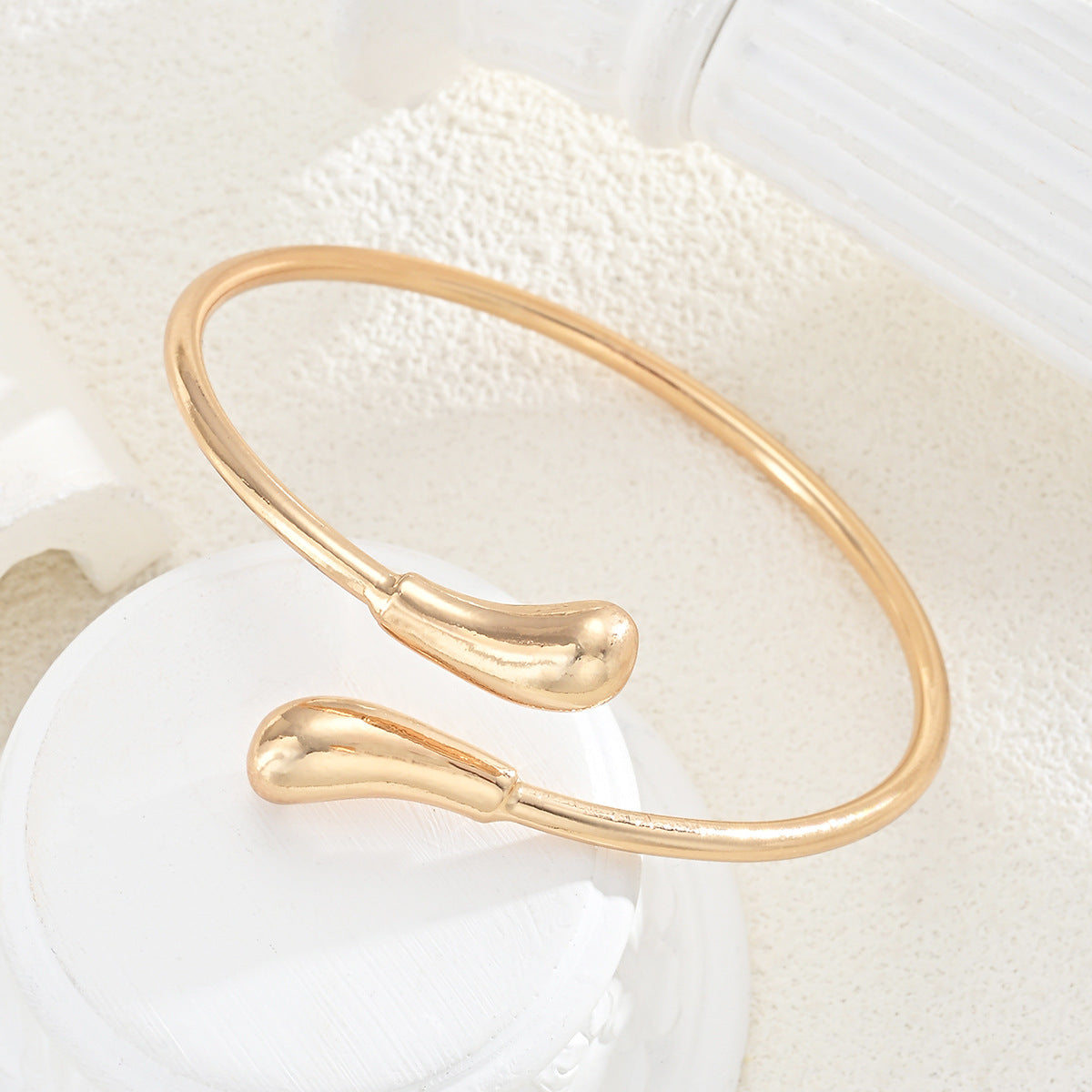 Damen-Armband mit modernem und geschwungenem Design Shop Nory