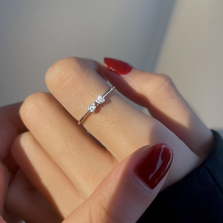Damen eleganter Ring mit filigranem Design und funkelnden Kristallen Shop Nory