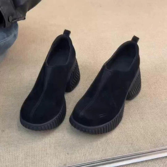Damen Plateau-Slip-On mit skulpturaler Lug-Sohle und gepolstertem Komfortfußbett Shop Nory