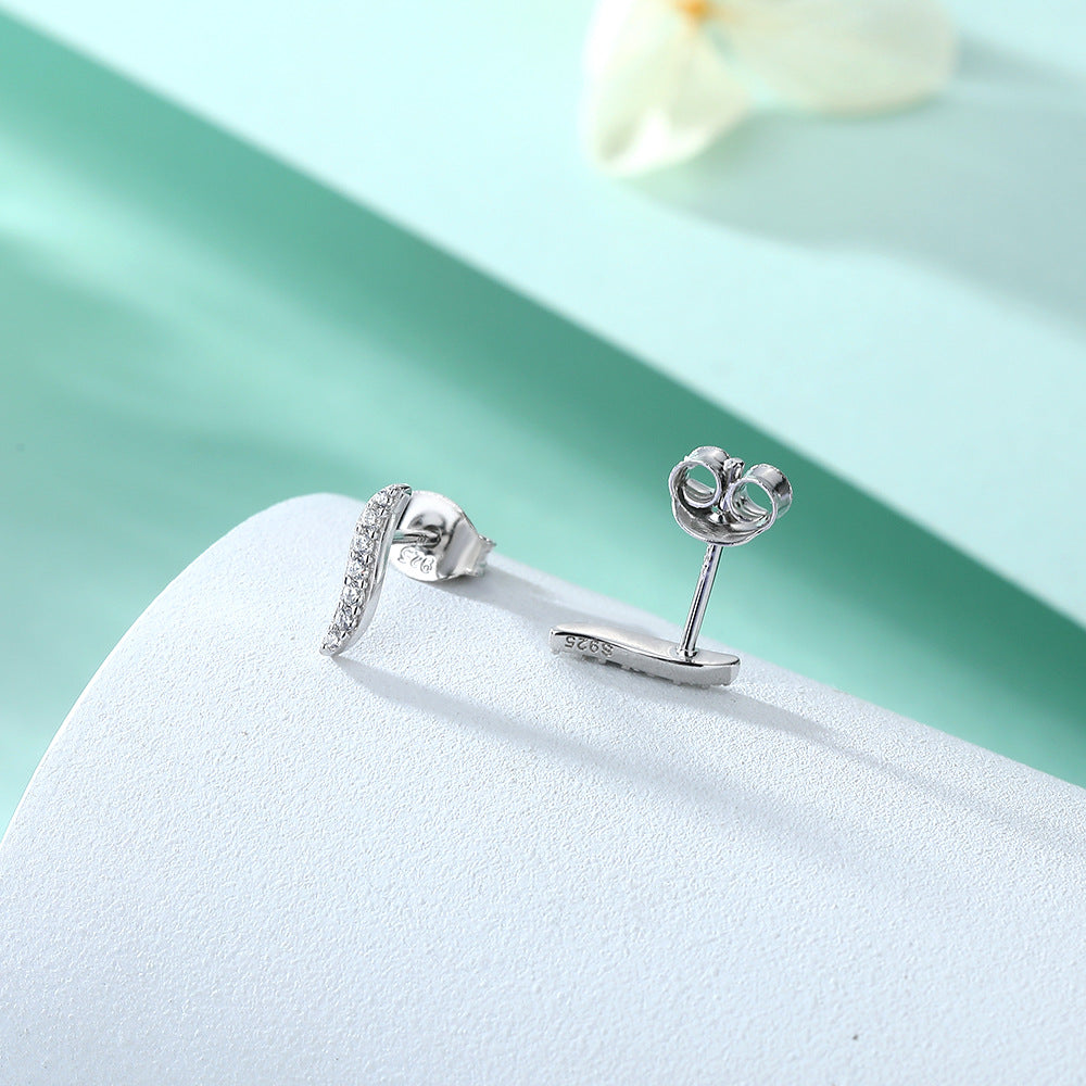 Damen Ohrstecker im eleganten Wellen-Design mit funkelnden Zirkonia Shop Nory