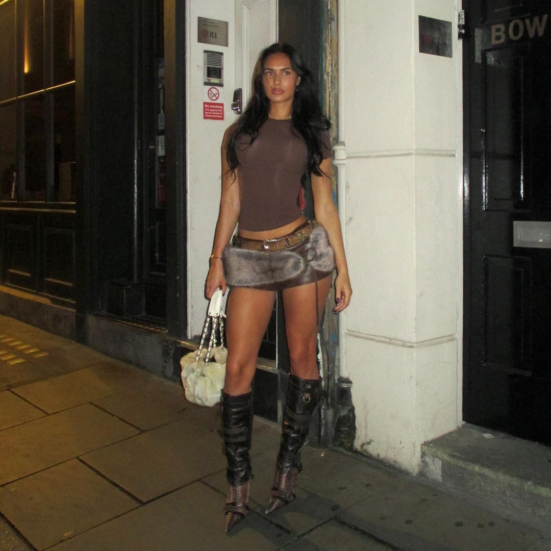 Damen Kunstleder-Shorts mit dekorativen Knopfdetails