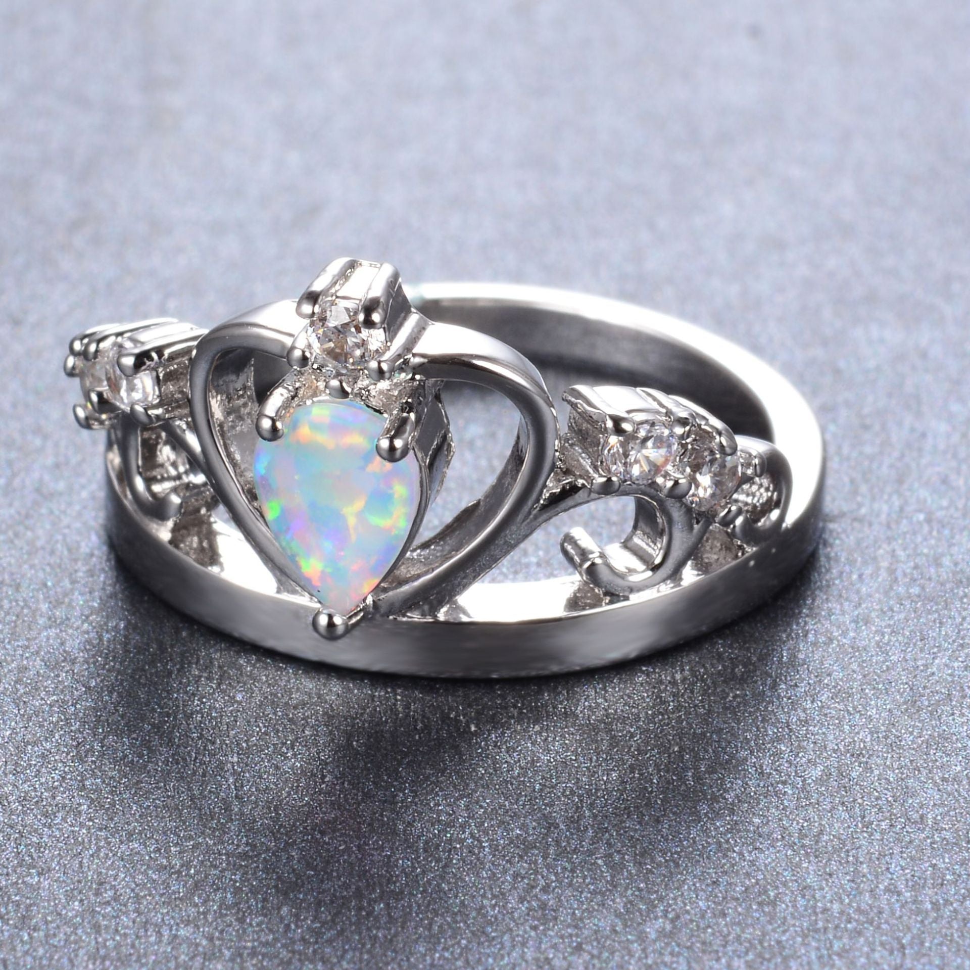 Damen Ring mit herzförmigem Opal und funkelnden Zirkonia-Details Shop Nory