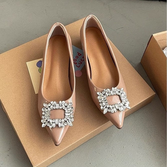 Damen Spitz zulaufende Lack‑Ballerinas mit funkelnder Kristall‑Zierbrosche Shop Nory