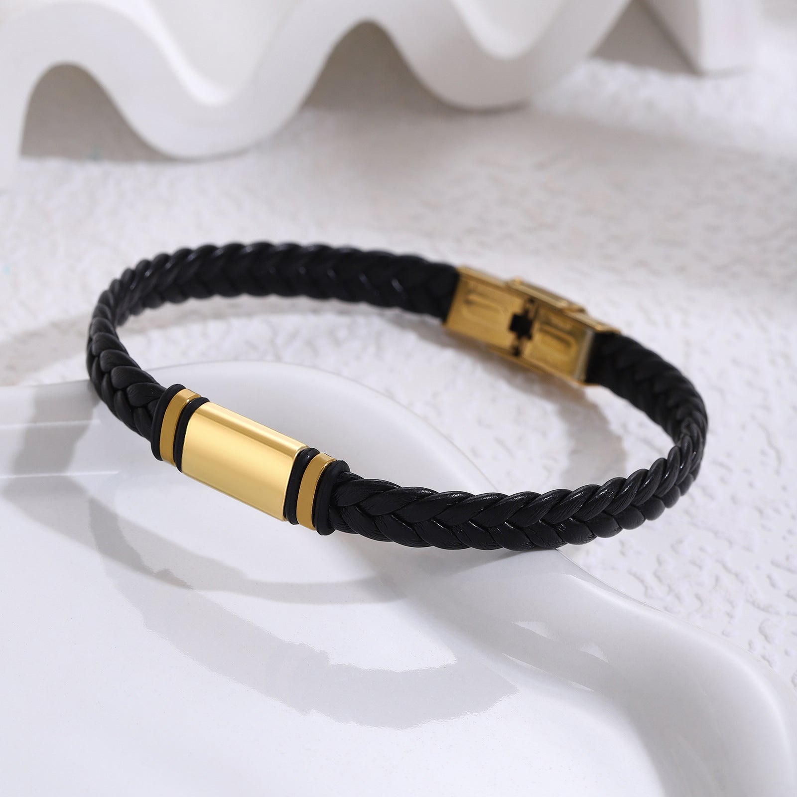 Herren geflochtenes Lederarmband mit goldenen Details Shop Nory