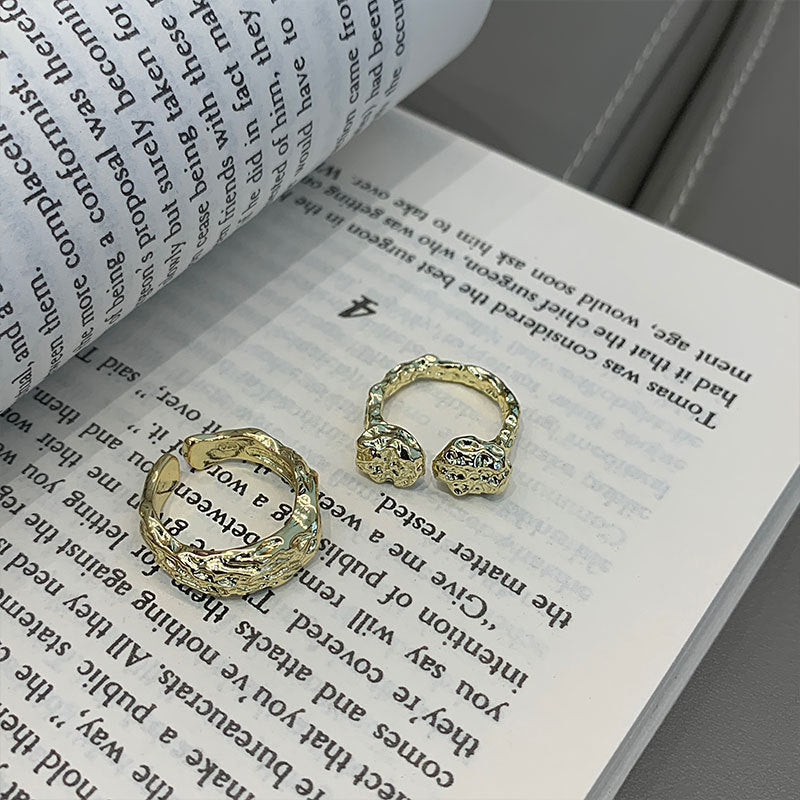 Damenring mit geschwungenem, kunstvollem Design und strukturierten Oberflächen Shop Nory