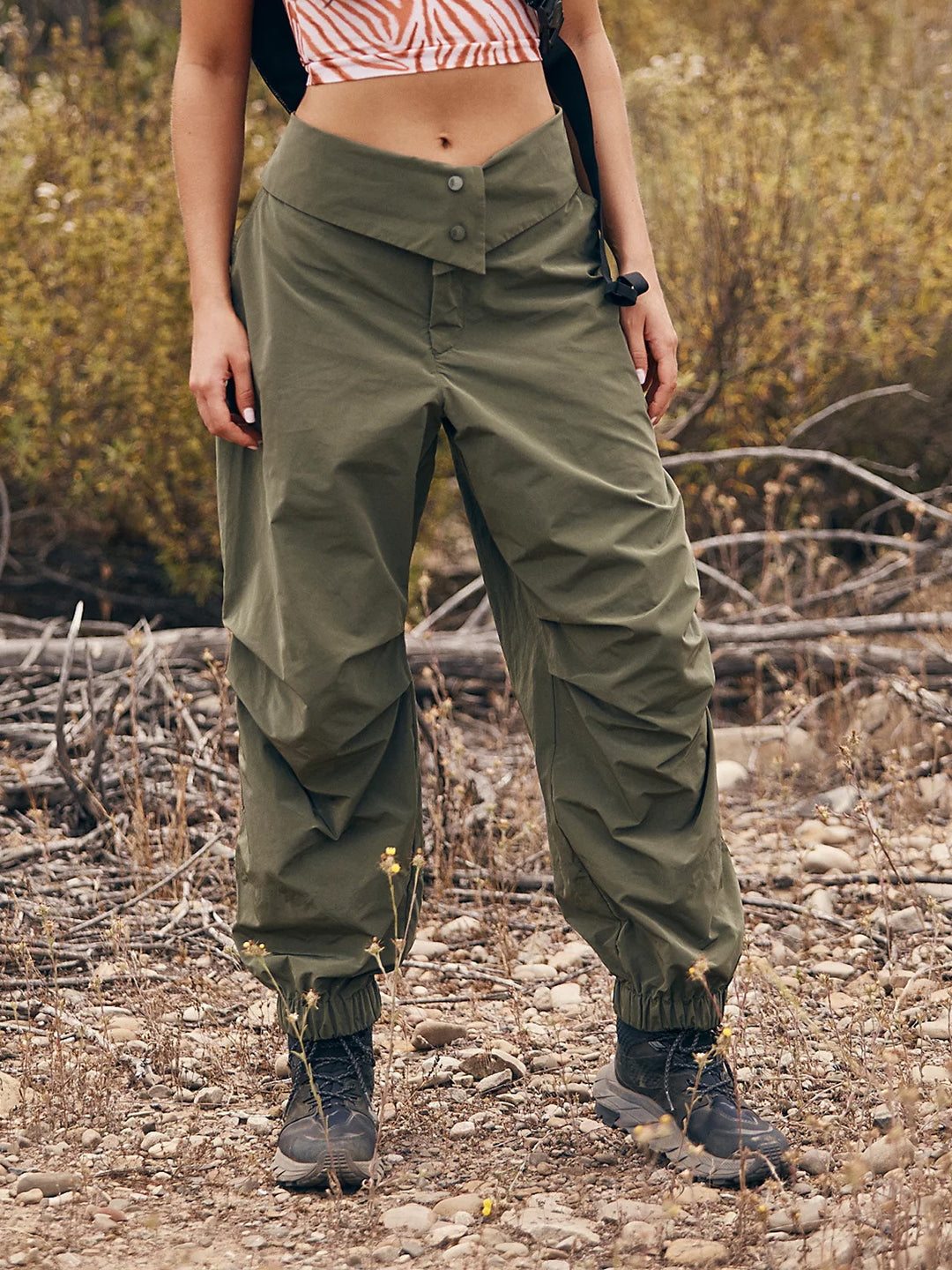 Damen Outdoor-Cargohose mit V-förmigem Bund, Knopfverschluss und elastischem Knöchelabschluss Shop Nory