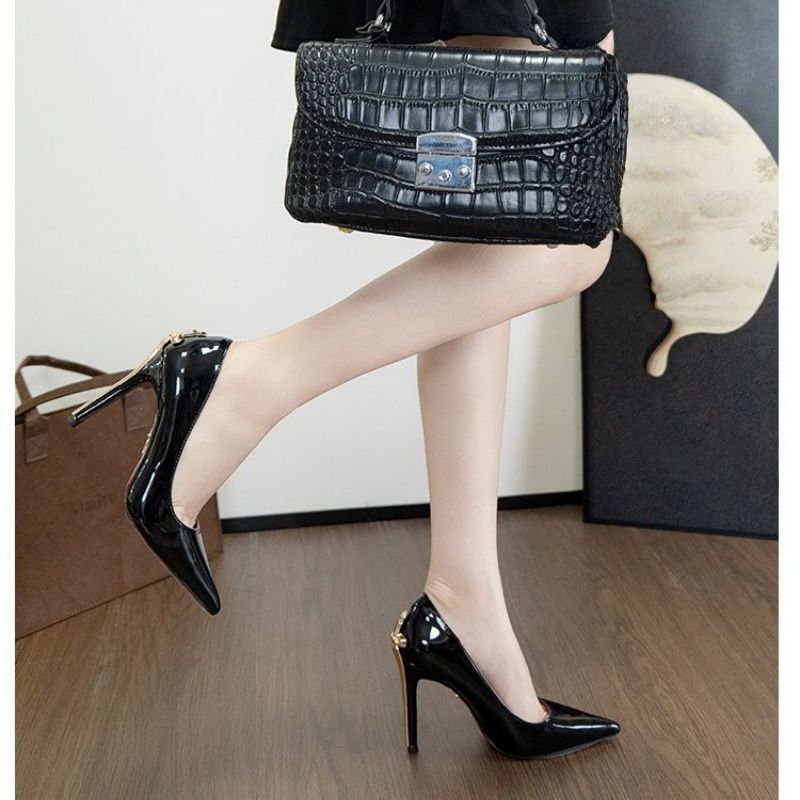 Damen Spitz zulaufende Lackpumps mit sculpted Stiletto-Absatz und Metall-Fersenornament Shop Nory
