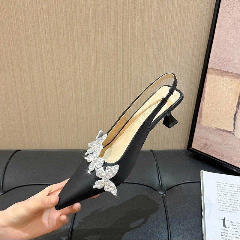 Damen Elegante spitz zulaufende Slingback‑Pumps mit sculpted Kitten‑Absatz und Kristall‑Schmetterlingsapplikation Shop Nory