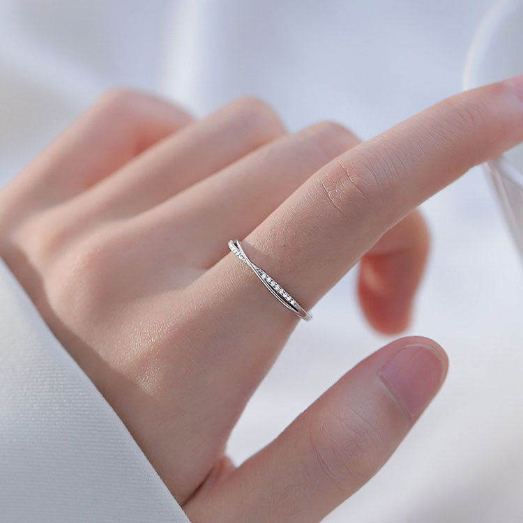 Damen filigraner Silberring mit gewundenem Design und funkelnden Akzenten Shop Nory