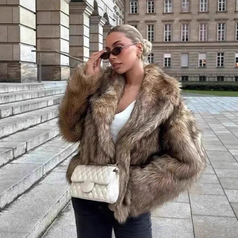 Damen Kurz geschnittene voluminöse Kunstpelzjacke mit Oversize‑Schalkragen Shop Nory