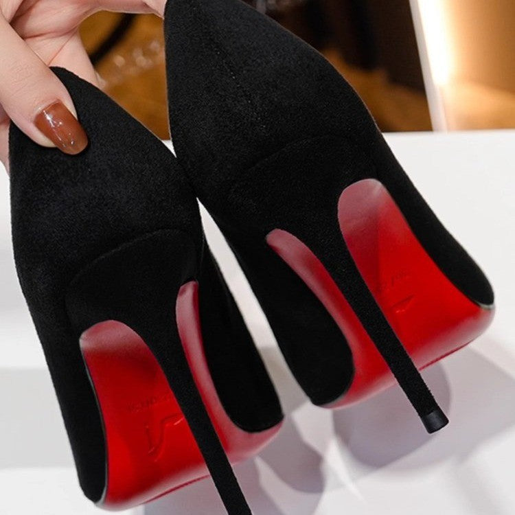 Damen Elegante spitz zulaufende Velours‑Pumps mit kontrastierender roter Laufsohle und schmalem Stiletto Shop Nory