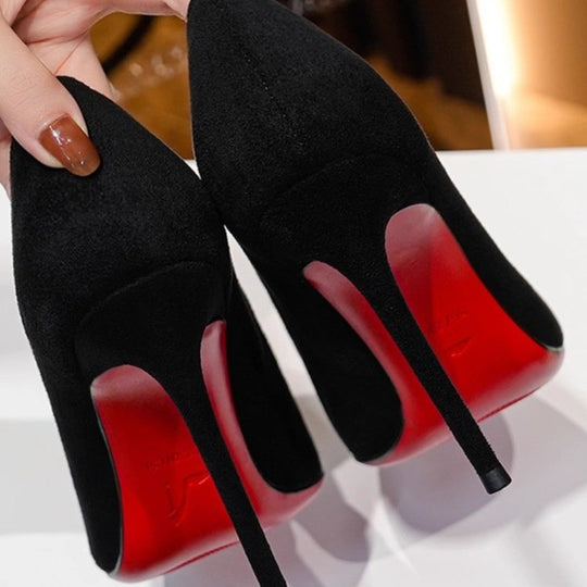 Damen Elegante spitz zulaufende Velours‑Pumps mit kontrastierender roter Laufsohle und schmalem Stiletto Shop Nory