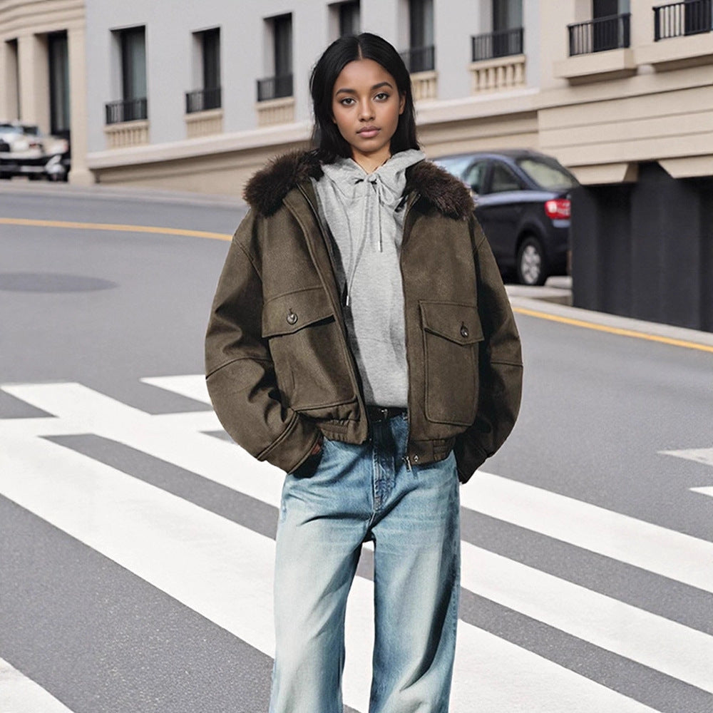 Damen Kurzjacke im Aviator‑Style mit Kunstpelzkapuze und aufgesetzten Pattentaschen Shop Nory