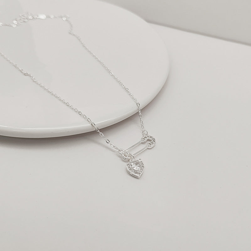 Damen Halskette mit einzigartigem Sicherheitsnadel-Design und funkelndem Herzanhänger Shop Nory