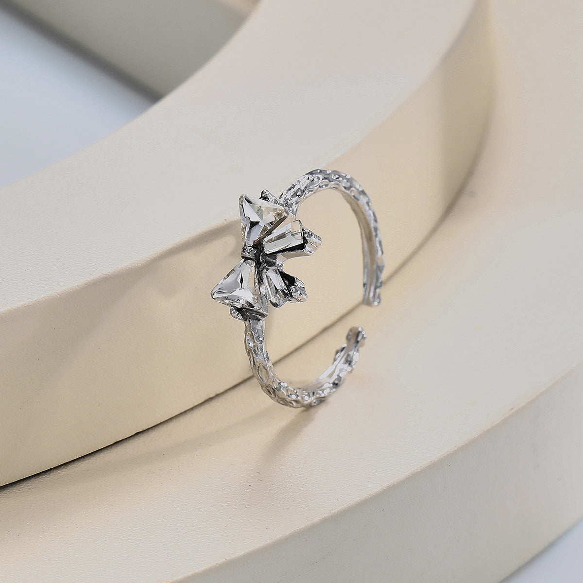 Damenring mit floralem Design und funkelnden Zirkonia Shop Nory 1781548637