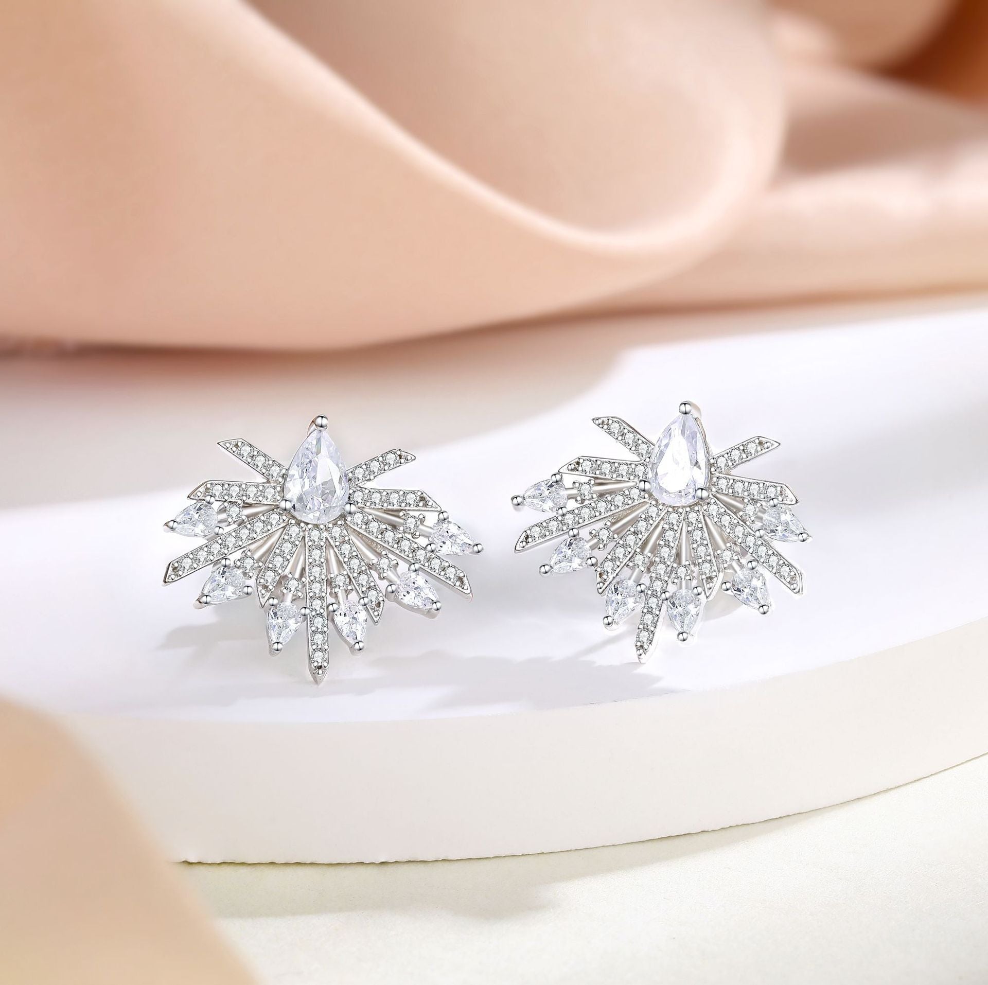 Damen Ohrringe im eleganten Strahlen-Design mit funkelnden Zirkonia Shop Nory