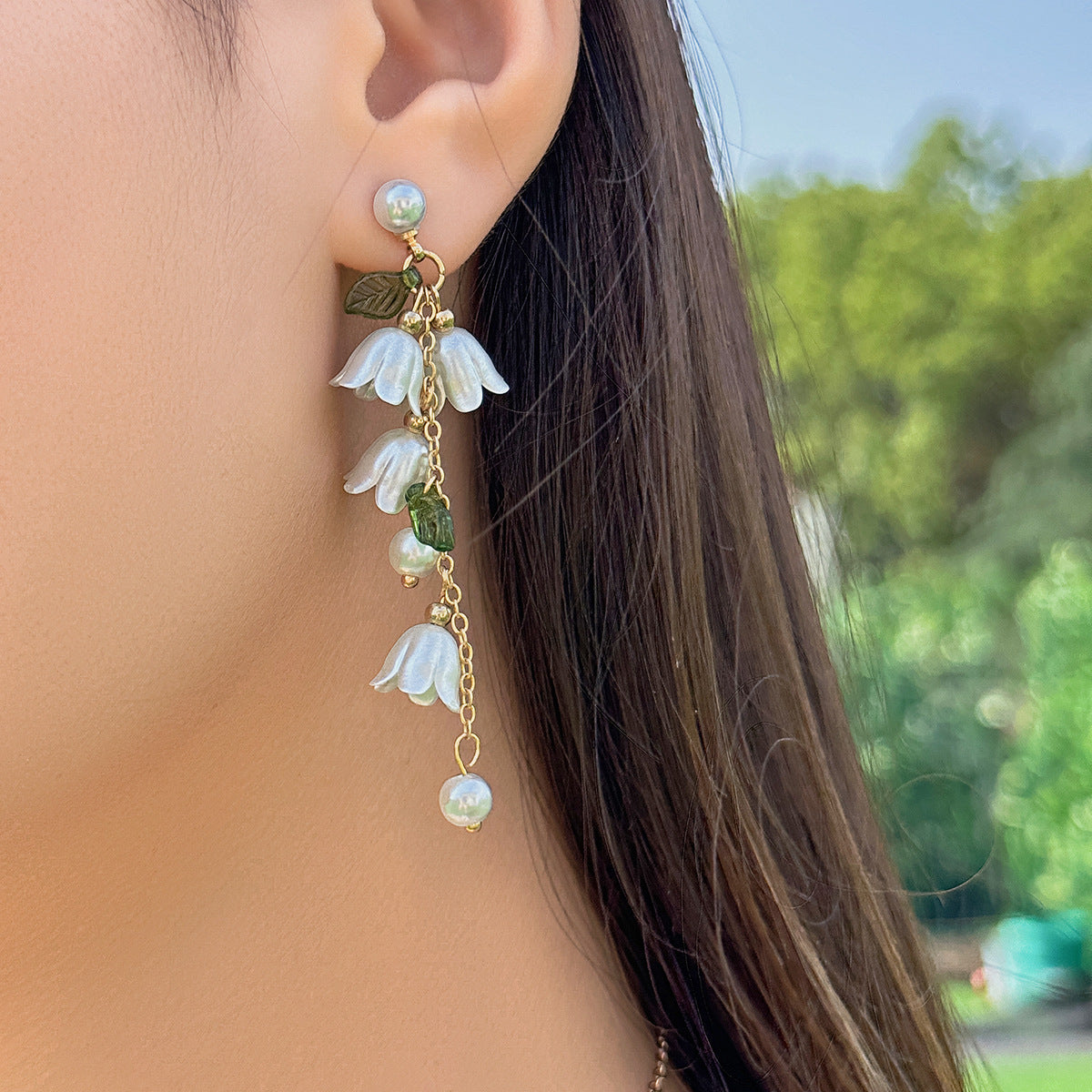 Damen Ohrringe mit floralen Anhängern und Perlenakzenten